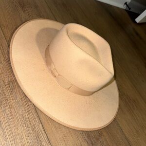 Lack of color wide brim hat